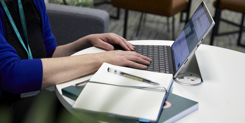 Woman using a computer)